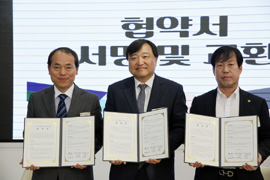한국산업기술대학교(총장 안현호)는 시흥시(시장 김윤식), 중소기업융합경기연합회 서부지회(회장 장승원)와 지역혁신을 선도할 협력체계 구축을 목적으로 협약을 체결했다고 4일 밝혔다. 안현호 산기대 총장과 김윤식 시흥시장, 장승원 중소기업융합경기연합회 서부지회장은 3일 시흥시 내 경기서부융복합지원센터에서 상호 교류·협력에 관한 업무협력 협약을 체결했다. 김윤식 시흥시장(왼쪽부터), 안현호 산기대 총장, 장승원 중소기업융합경기연합회 서부지회장이 기념촬영을 하고 있다. 산기대 제공